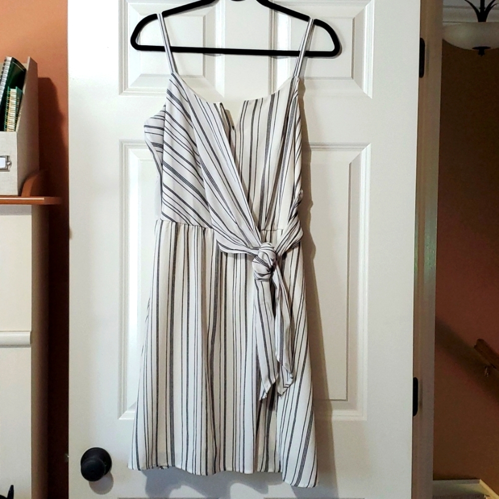 EUC - Black & White pinstripe front tie dress